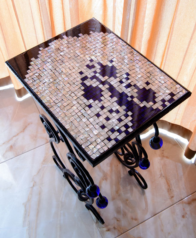 журнальные столики с металлическим основанием и мозаичными столешницами из перламутра и смальты