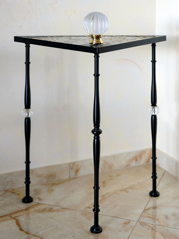 Konsoles galds ar iebūvētu lampu
